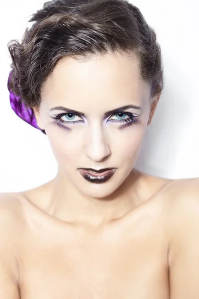 Combats de mode entre femmes et hommes isolés, maquillage violet vif, cu — Photo