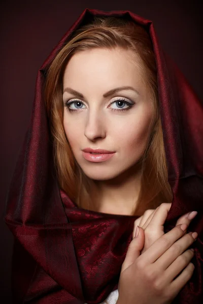 Belle femme gros plan portrait maquillage lumineux en tissu de couleur rouge isolé — Photo