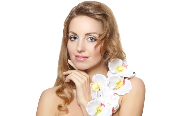 Mooie jonge vrouw met witte bloem op witte achtergrond l — Stockfoto