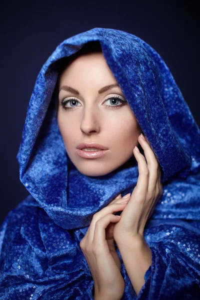 Closeup retrato maquiagem brilhante em pano de cor azul — Fotografia de Stock