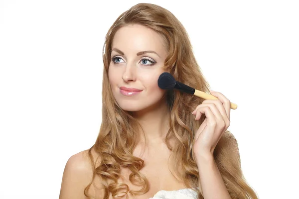 Joven hermosa mujer aplicando maquillaje —  Fotos de Stock