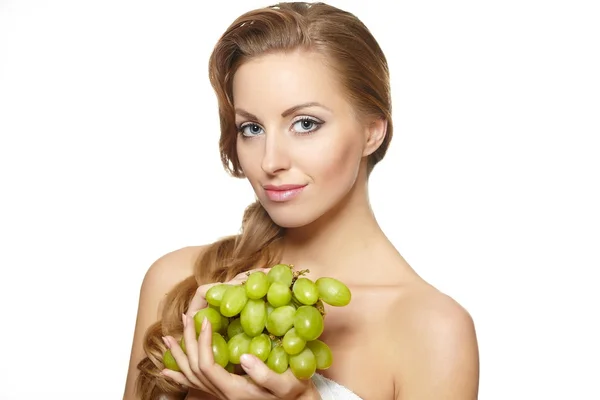 Sorrindo bela mulher segurando um monte de uva — Fotografia de Stock