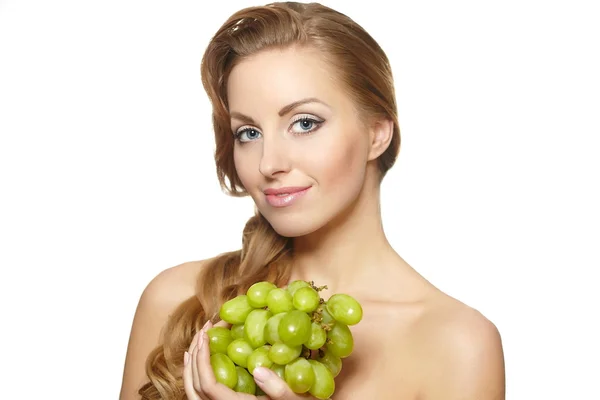 Усміхнена красива жінка тримає купу винограду — стокове фото