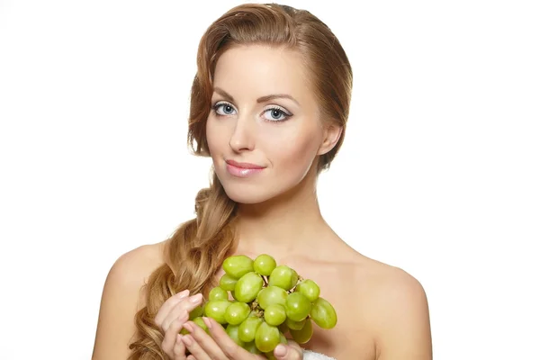 Sorrindo bela mulher segurando um monte de uva — Fotografia de Stock