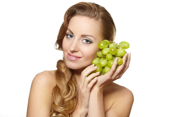 Sonriente hermosa mujer sosteniendo un ramo de uva —  Fotos de Stock