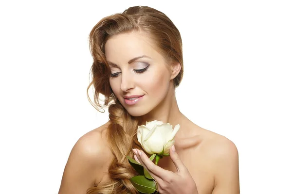 Αισθησιακό χαμογελαστό όμορφη γυναίκα με λευκό τριαντάφυλλο — Φωτογραφία Αρχείου