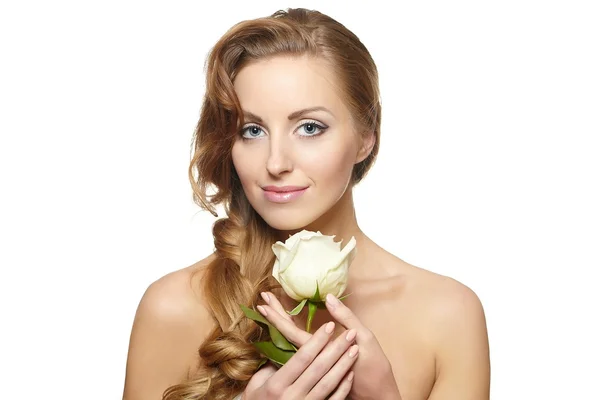 Αισθησιακό χαμογελαστό όμορφη γυναίκα με λευκό τριαντάφυλλο — Φωτογραφία Αρχείου