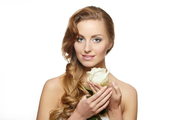 Sinnlich lächelnde schöne Frau mit weißer Rose — Stockfoto