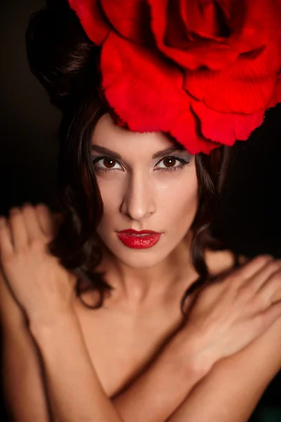 Mode porträtt av vacker kvinna med ljusa smink och röda läppar med bi — Stockfoto