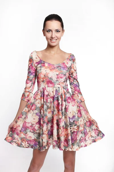 Jovem bela mulher sorridente em vestido de verão colorido isolado no branco — Fotografia de Stock