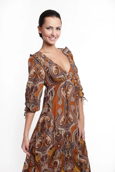 Joven hermosa mujer sonriente en vestido de verano marrón colorido aislado en wh —  Fotos de Stock