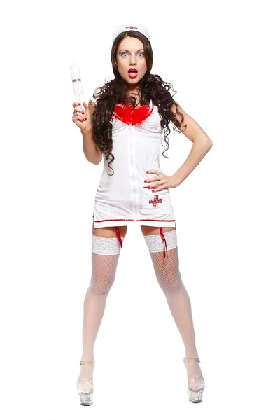 Sexy bonito surpreendido feminino morena médico com grande seringa vermelho linger — Fotografia de Stock
