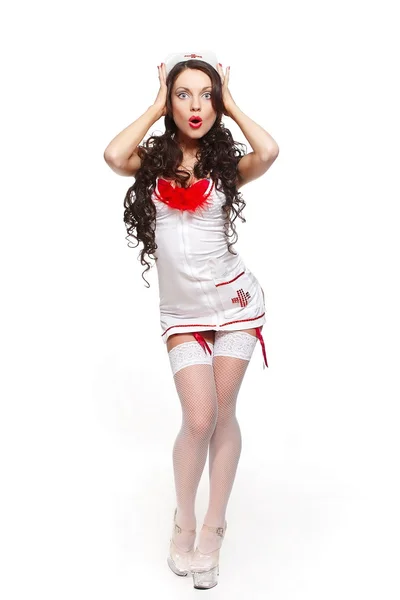 Σέξι όμορφη έκπληξη γυναίκα μελαχρινή γιατρό σε κόκκινα εσώρουχα λευκό απόθεμα — Φωτογραφία Αρχείου