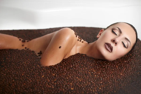 Kahve ile Jakuzi içinde güzel moda kız portresi. vücut bakımı. parlak makyaj — Stok fotoğraf