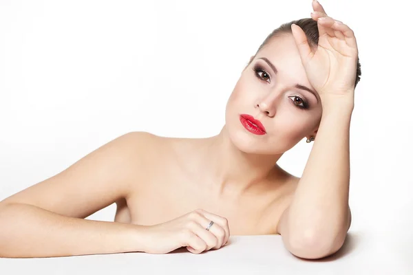 Närbild porträtt av sexiga leende kaukasiska ung kvinna modell med glamour röda läppar, ljusa makeup, pil ögonmakeup, renhet hy. perfekt ren skin.white tänder — Stockfoto