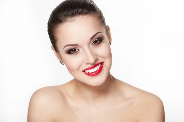 Portrait rapproché de sexy souriant modèle de jeune femme caucasienne avec lèvres rouges glamour, maquillage lumineux, maquillage de la flèche des yeux, teint pur. Peau propre parfaite.dents blanches — Photo