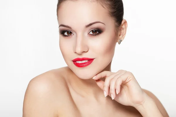 Крупный план портрета сексуальной улыбающейся кавказской девушки-модели с гламурными красными губами, ярким макияжем, макияжем из стрел глаз, чистым лицом. Повредите чистую кожу. — стоковое фото