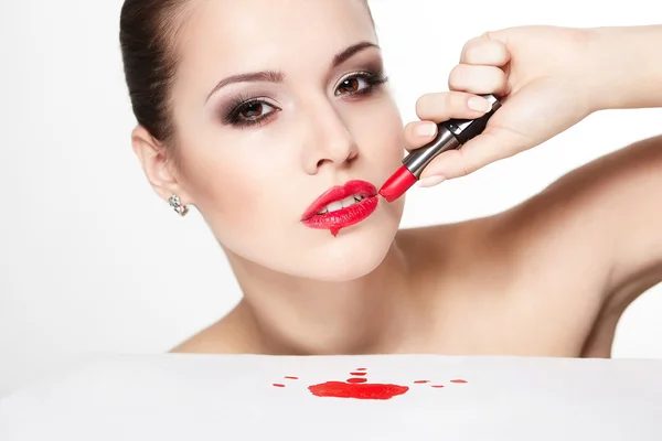 Zbliżenie portret seksowny kaukaski kobieta młody model z seksowny czerwony usta, jasny makijaż, makijaż oczu strzałka, cera czystość z czerwona szminka. idealnie czystą skórę. krwi na stole — Zdjęcie stockowe