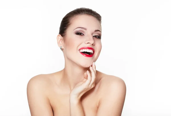 Primer plano retrato de sexy sonriente modelo de mujer joven caucásica con glamour labios rojos, maquillaje brillante, maquillaje de flecha de ojo, tez pureza. Perfecta piel limpia.dientes blancos — Foto de Stock