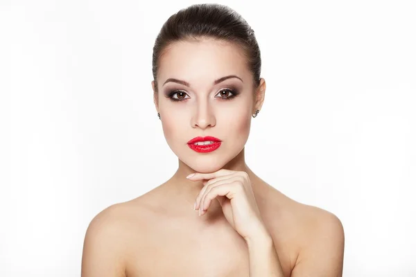 Primer plano retrato de sexy sonriente modelo de mujer joven caucásica con glamour labios rojos, maquillaje brillante, maquillaje de flecha de ojo, tez pureza. Perfecta piel limpia.dientes blancos —  Fotos de Stock