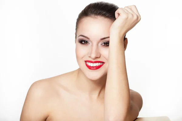 Primer plano retrato de sexy sonriente modelo de mujer joven caucásica con glamour labios rojos, maquillaje brillante, maquillaje de flecha de ojo, tez pureza. Perfecta piel limpia.dientes blancos — Foto de Stock