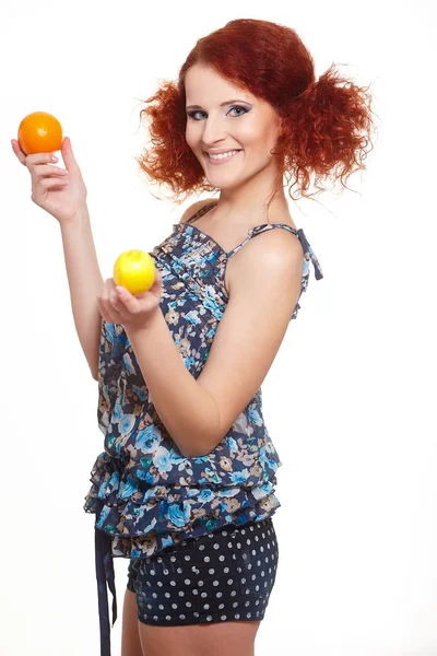 Retrato de hermosa pelirroja sonriente mujer pelirroja en vestido de verano aislado en blanco con naranja y limón —  Fotos de Stock