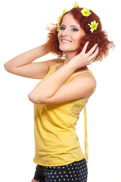 Retrato de mulher ruiva sorridente bonita gengibre em pano amarelo com amarelo rosa flores coloridas no cabelo isolado em flores brancas segurando — Fotografia de Stock