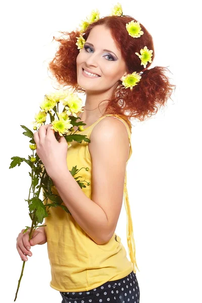 Retrato de hermosa pelirroja sonriente mujer pelirroja en tela amarilla con flores de color rosa amarillo en el pelo aislado en flores de celebración blancas —  Fotos de Stock