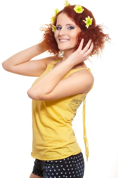 Retrato de hermosa pelirroja sonriente mujer pelirroja en tela amarilla con flores de color rosa amarillo en el pelo aislado en flores de celebración blancas — Foto de Stock