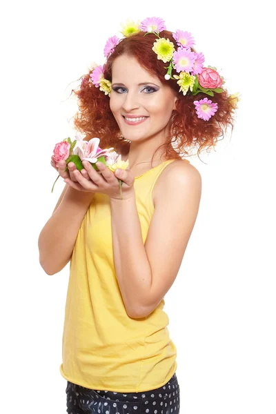 黄色ピンクの花の花を持って白で隔離される髪と黄色の布に美しいの笑顔赤毛生姜女性のポートレート — ストック写真