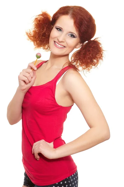 Portret de frumos zâmbitor roșcată ghimbir femeie în pânză roșie cu dulce izolat pe alb — Fotografie, imagine de stoc