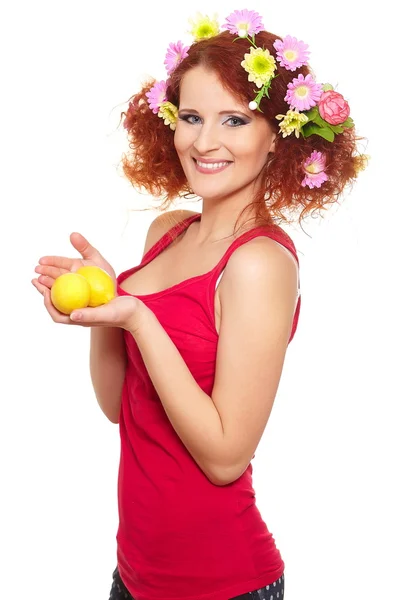 Retrato de mulher ruiva sorridente bonita gengibre em pano vermelho com amarelo rosa flores coloridas no cabelo isolado no branco com limão nas mãos — Fotografia de Stock
