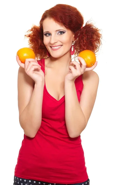 Retrato de bela mulher ruiva sorridente em pano vermelho isolado em branco com laranja — Fotografia de Stock