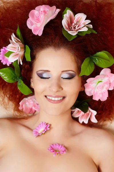 Primer plano retrato de hermosa sonrisa pelirroja pelirroja mujer cara con flores de colores en el pelo en porofile —  Fotos de Stock