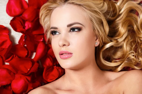 Retrato de close-up de bela menina loira sonhando com rosas vermelhas cabelo encaracolado longo e maquiagem brilhante — Fotografia de Stock