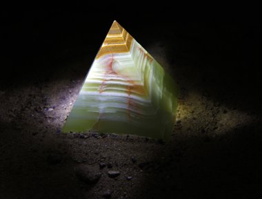 Pyramid onyx clipart