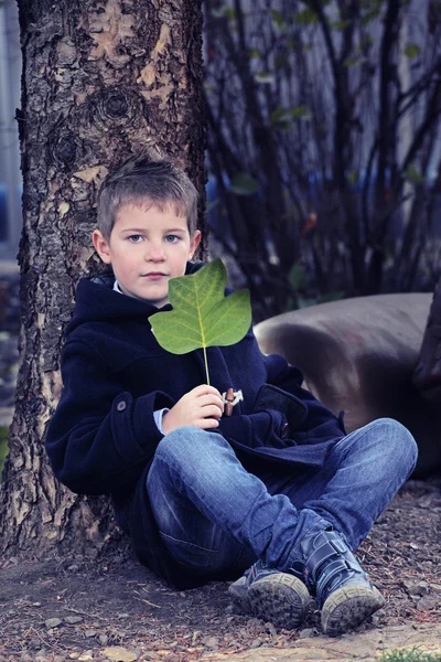Chlapec v zahradě — Stock fotografie