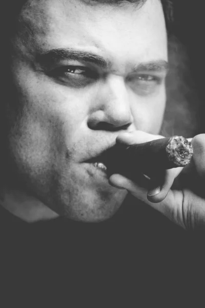Homem fumaça charuto — Fotografia de Stock