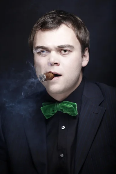 Hombre fumador —  Fotos de Stock