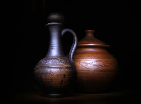 Keramik kanna pitcher studiokvalitet svart bakgrund — Stockfoto