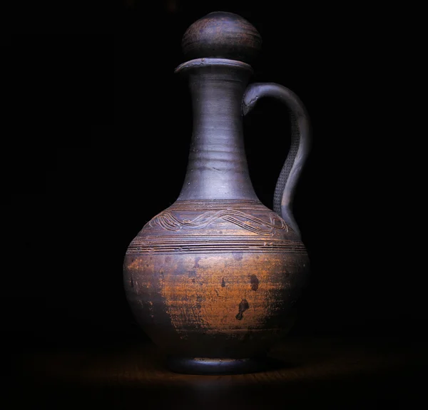 Jarra de cerámica jarra estudio calidad negro fondo — Foto de Stock