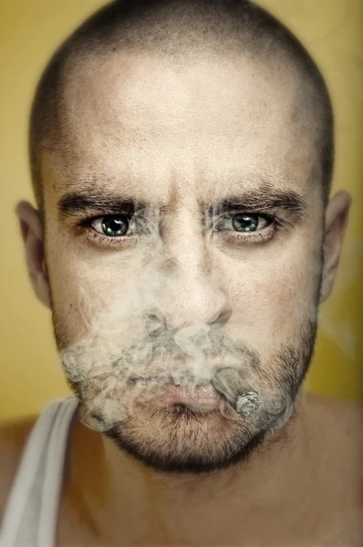 El hombre con un cigarro — Foto de Stock