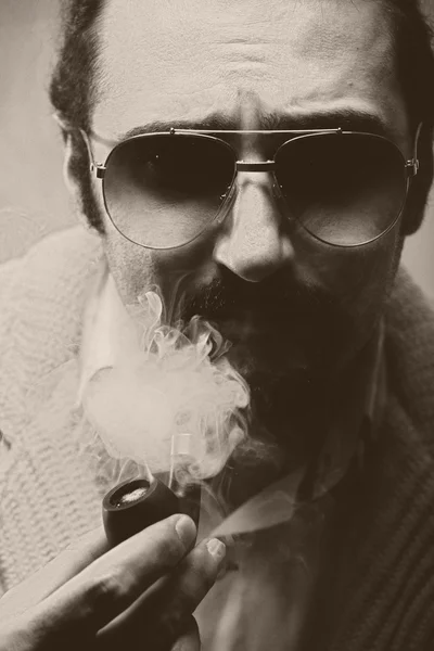 Uomo fumatore — Foto Stock
