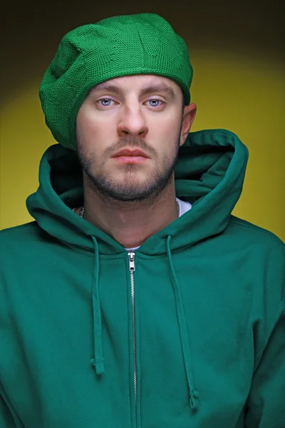 Человек в зеленой шляпе — стоковое фото