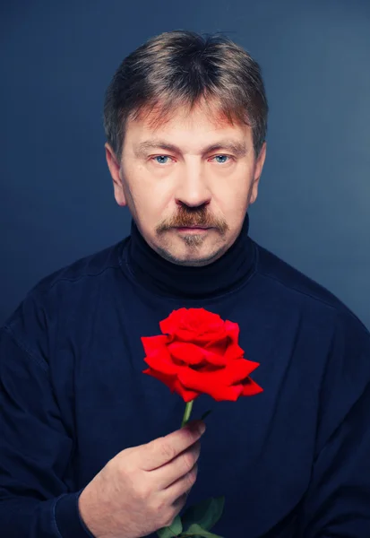 Человек с красной розой — стоковое фото