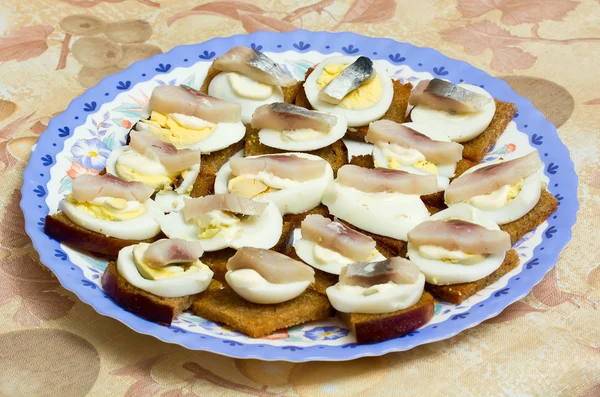 Sandwiches mit Ei und Fisch auf einem Teller lizenzfreie Stockbilder
