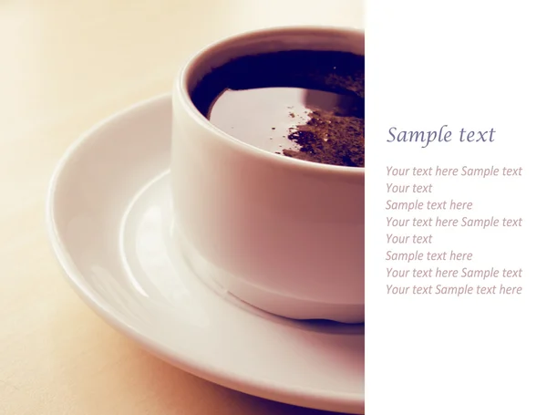 Vit kopp kaffe på bordet — Stockfoto