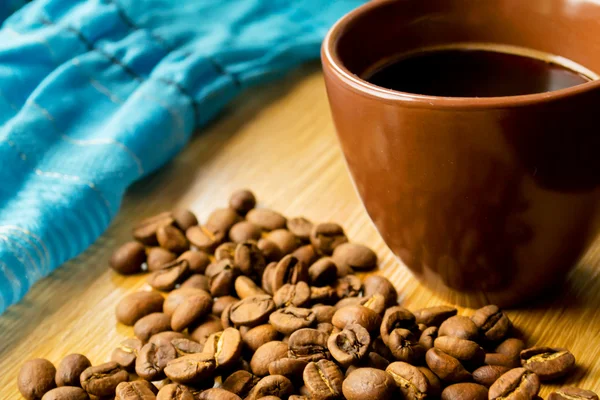 Brown cup and coffee beans — Stock Photo, Image