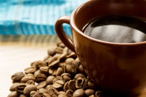 Brown cup and coffee beans — Stock Photo, Image