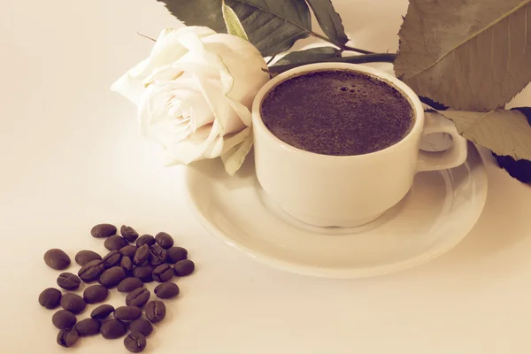 커피와 로즈의 컵 — 스톡 사진